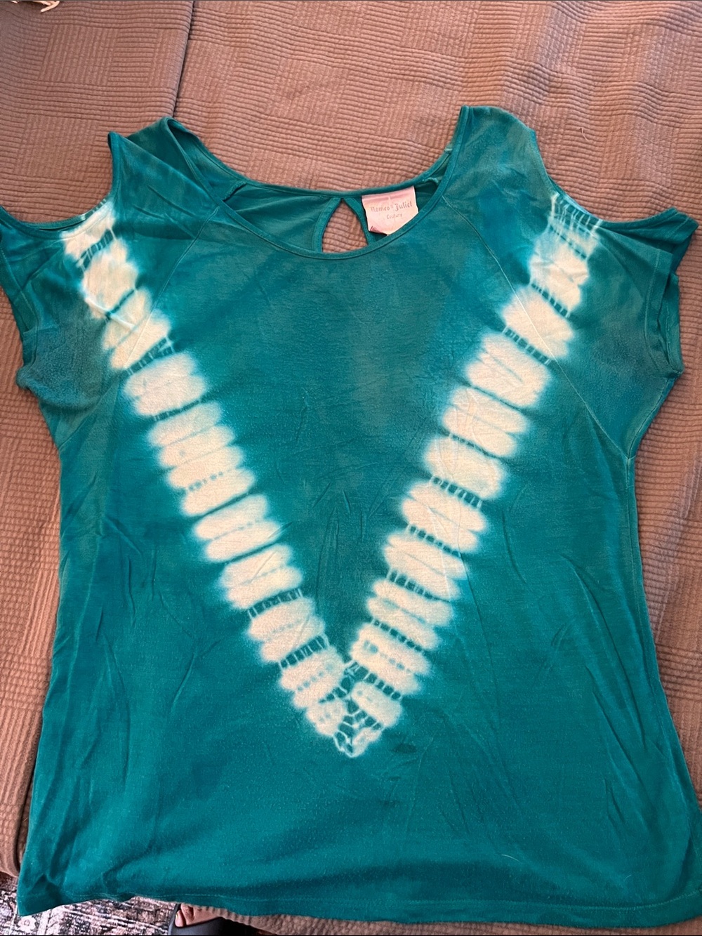 Romeo & Juliet Couture Teal Tie-Dye V-Stripe Cold-Shoulder Top